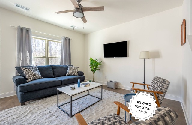 This townhouse is a 3 bedroom(s), 2.5 bathrooms, located in Nashville, TN.