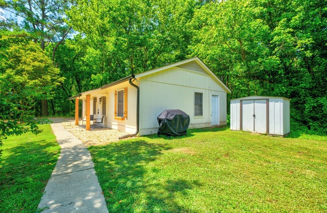 This house is a 2 bedroom(s), 2 bathrooms, located in Newnan, GA.
