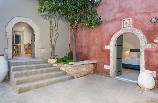 Tholos Cottage, fully renovated house inside Sternes, 15 min drive from Chania
