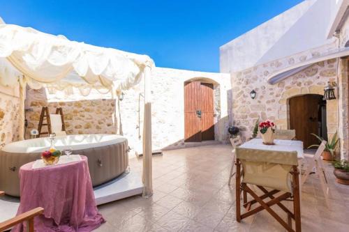 Tholos Home