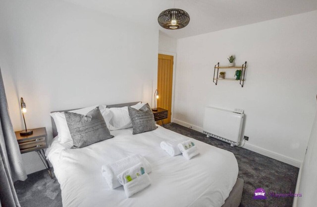 Thomas 1 bed Apt w/ cathedral views - Stayseekers