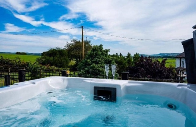 Thomas Carlyle Cottage - a cottage that sleeps 4 guests in 2 bedrooms