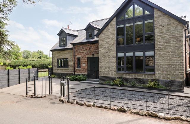 THORNBURY, family friendly, with hot tub in Barnard's Green, Malvern