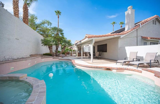 Encantadora casa de 4 dormitorios con piscina y spa.