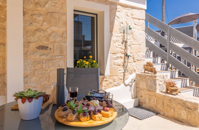 Thrapsano House for family vacations and or Digital Nomads. Near Iraklion Crete.