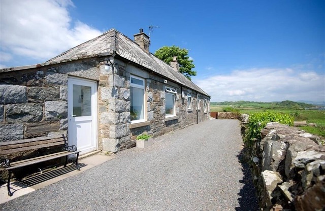 Threaby Cottage - a cottage that sleeps 4 guests in 2 bedrooms