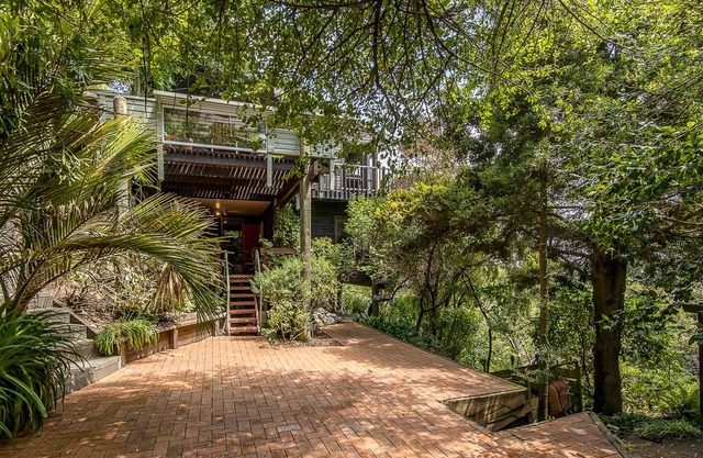 Sherwood Lodge Guest Suite in Unique Treehouse with Spectacular Views & Gardens