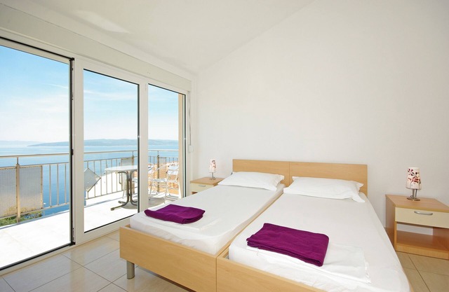 Apartamento de tres habitaciones con balcón y vista al mar Krvavica, Makarska (A-18911-b)