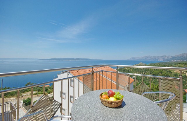 Apartamento de tres habitaciones con balcón y vista al mar Krvavica, Makarska (A-18911-d)