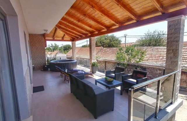 Apartamento de tres habitaciones con una terraza Bačići, Krka (A-24721-a)