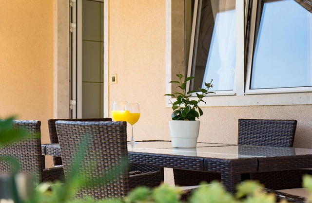 Apartamento de tres habitaciones con terraza y vista al mar Korcula (A-23528-a)