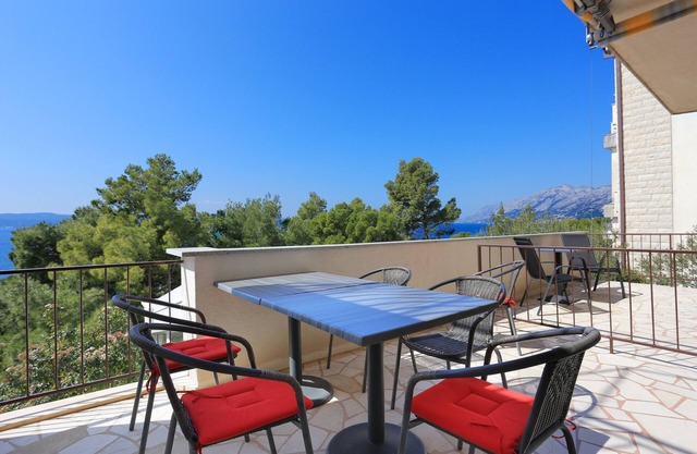 Apartamento de tres habitaciones con terraza y vista al mar Brela, Makarska (A-2718-a)
