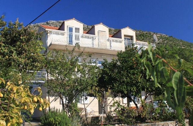 Apartamento de tres habitaciones con una terraza Brsecine, Dubrovnik (A-8549-a)