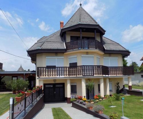 Three-Bedroom Apartment in Gyenesdias I