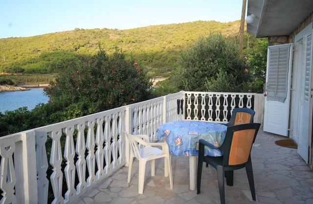 Apartamento de tres habitaciones en la playa Milna, Vis (A-8913-a)