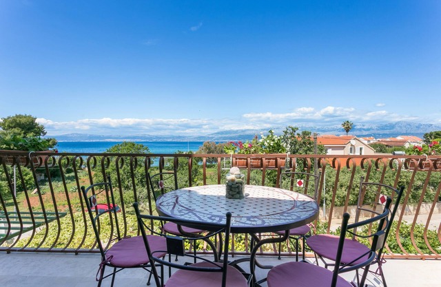 Apartamento de tres habitaciones con terraza y vista al mar Mirca, Brac (A-732-b)