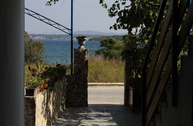 Apartamento de tres habitaciones con terraza y vista al mar Tkon, Pasman (A-341-a)