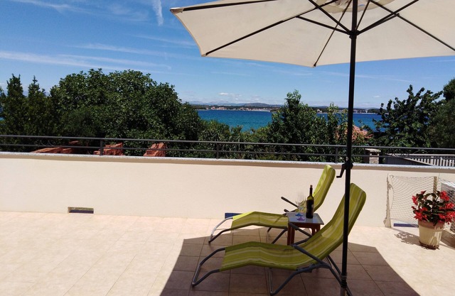 Apartamento de tres habitaciones con terraza y vista al mar Tkon, Pasman (A-8410-a)