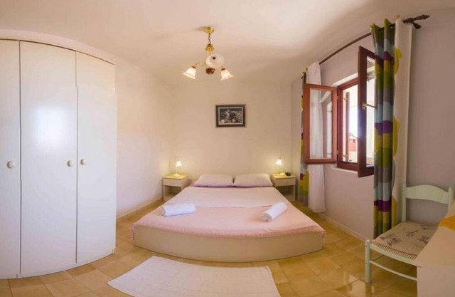 Apartamento de tres habitaciones con terraza y vista al mar Milna, Vis (A-8896-b)