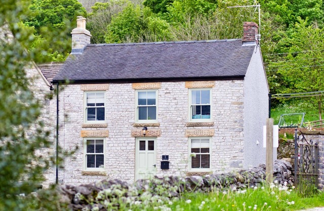 Three bedroom cottage in pretty village location close to Bakewell and Buxton