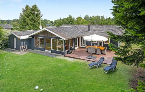 Three-Bedroom Holiday Home In Dronningmolle