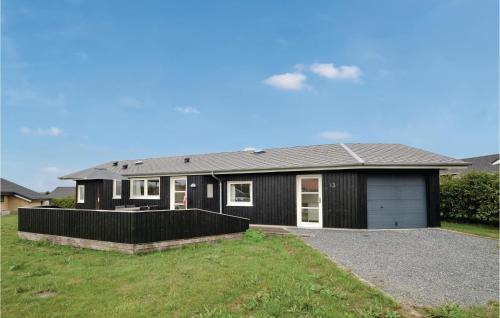 Three-Bedroom Holiday Home In Vinderup