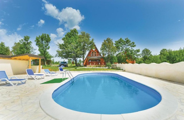 Three-Bedroom Holiday Home in Gracac