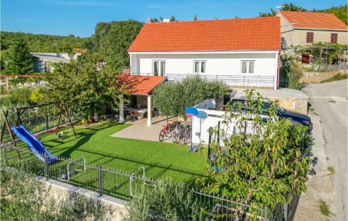 Three-Bedroom Holiday Home In Katuni