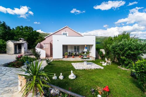 Three-Bedroom Holiday Home in Dabar