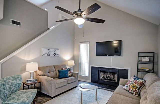 Three Bedroom House Getaway by the Reservoir