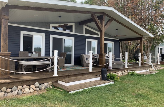 Three bedroom house with beach volleyball on the Tri-lakes
