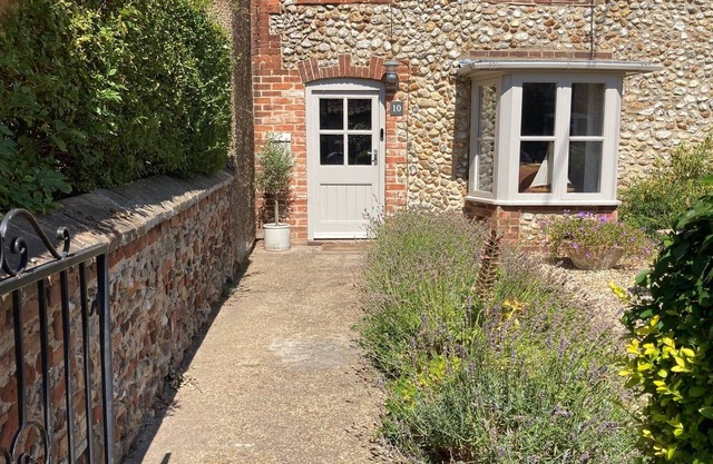 Three bedroom (sleeps 5) cottage in North Creake