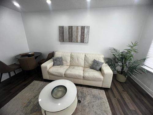 Three Bedroom Spacious Bangalow with Free Parking, closer to commercial area and highways