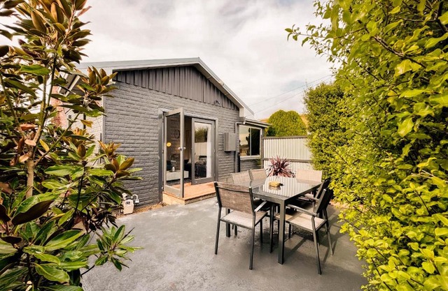 Three-Bedroom Stylish & Cosy Retreat with Courtyard, Near Geelong