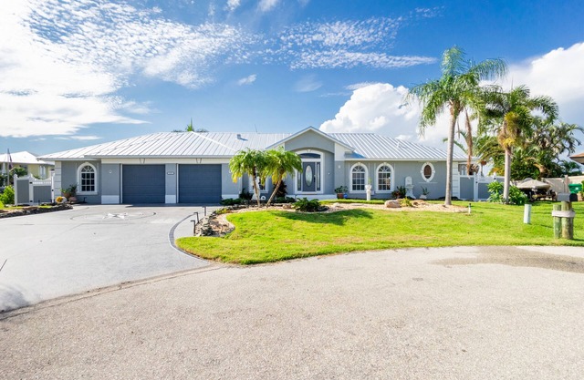 Three bedroom, two bathroom home located on the Myakka River.
