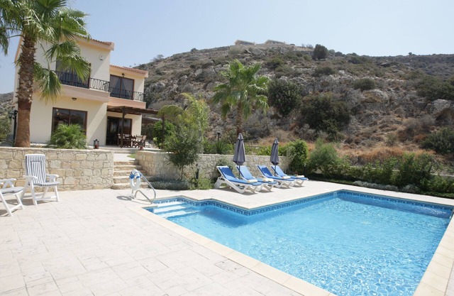 Villa de tres dormitorios, gran piscina privada, jardín. A solo 200 metros de la playa