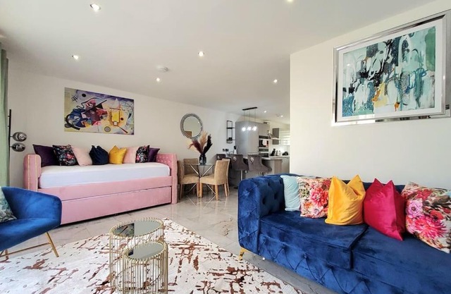 Three Bedrooms House By Sensational Stay Short Lets & Serviced Accommodation With Free Parking & Wi-fi