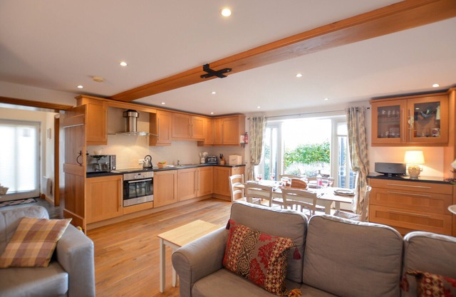 THREE CHANTRY BARNS, ORFORD, pet friendly, with a garden in Orford