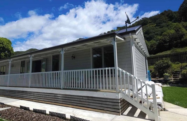 Three D's Cottage! Marlborough Sounds! Short walk to local shops & amenities!