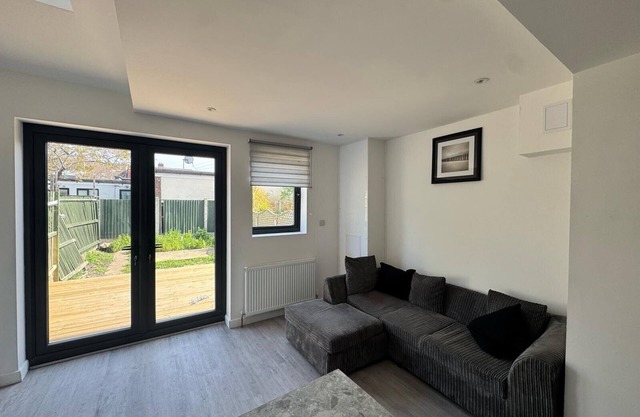 Three Double Rooms in Spacious Home