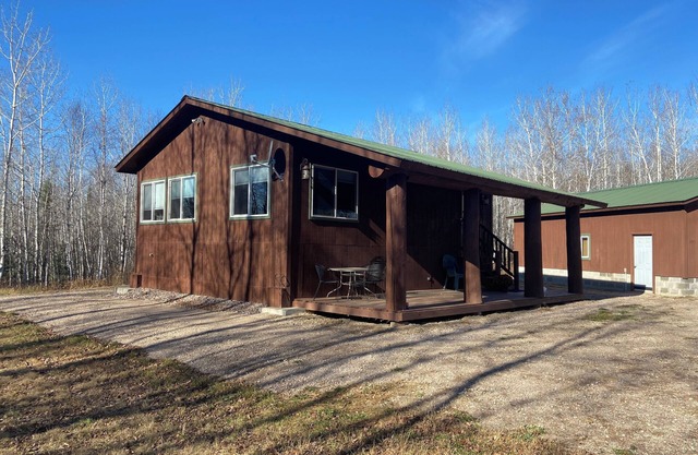Three Lakes cabin 2 BR 1 Bath cabin on 40 semi private acres King bed