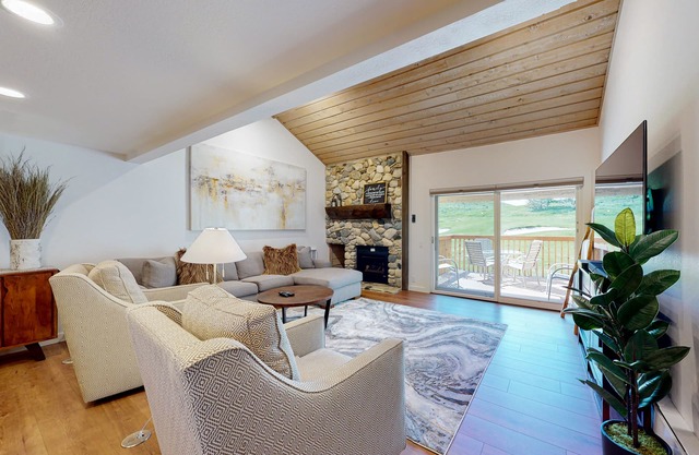 Three-level townhome on golf course near slopes with hot tub, pool, sauna