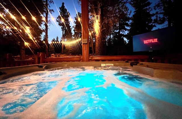 Three level cabin with Hot Tub