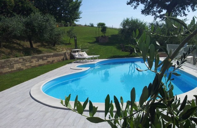 Tres alojamientos en parque privado con piscina.