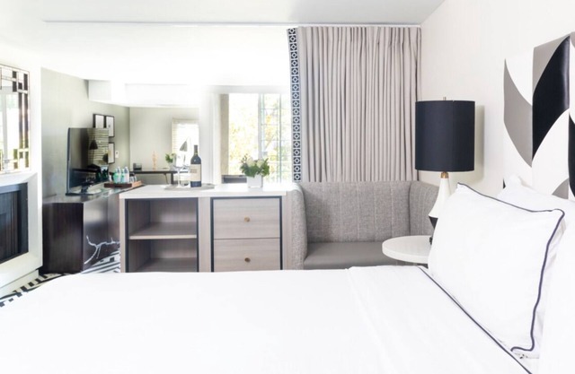 Three Luxurious Suites Close to Madame Tussauds Hollywood! Heated Pool, Balcony!