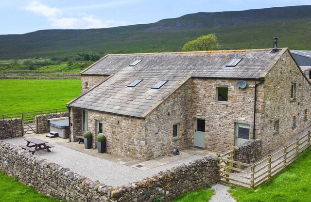 THREE PEAKS BARN, family friendly, with hot tub in Chapel-Le-Dale
