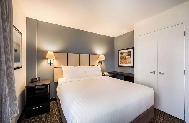 Three Pet-friendly Units! Comes with Full Kitchens, Near Six Flags Over Texas!