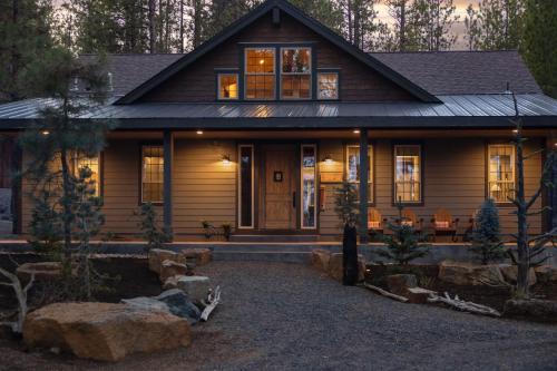 Three Pine Cabin - Charming Family Stay Hot Tub
