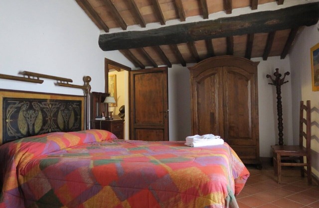 Apartamento de tres habitaciones en la campiña toscana con piscina