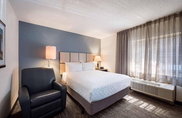 THREE Relaxing 1BR Suites with Full Kitchen, Free Airport Shuttle, Pet-friendly!